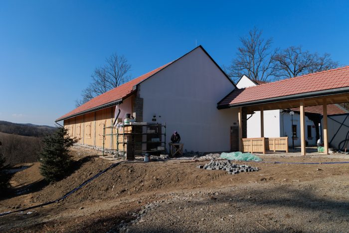 Rekonstrukcja stodoły w Korzennej - widok od strony zaplecza restauracji.