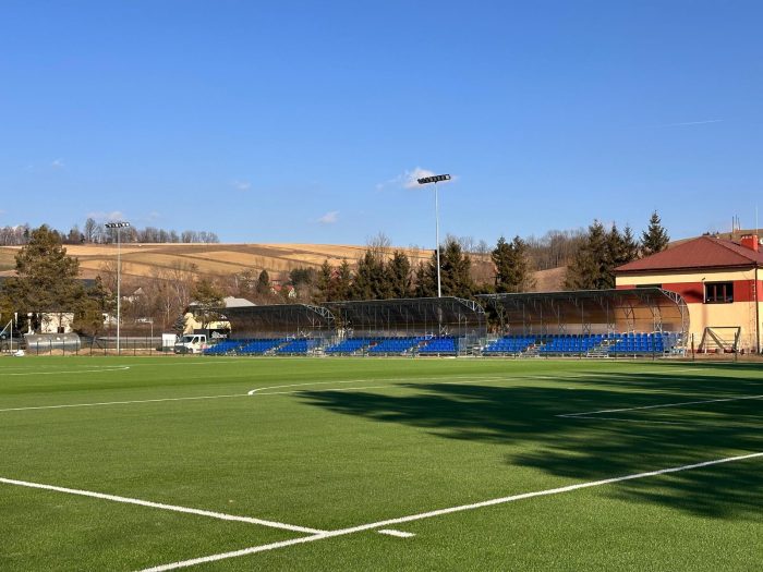 Odmieniony stadion w Korzennej - sztuczna murawa.