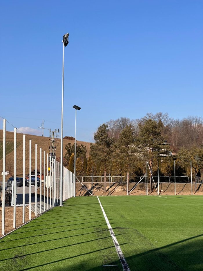 Odmieniony stadion w Korzennej - ogrodzenie i oświetlenie.