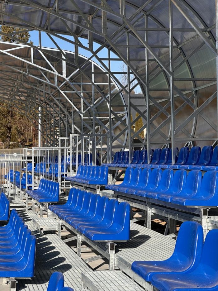 Odmieniony stadion w Korzennej - trybuny.