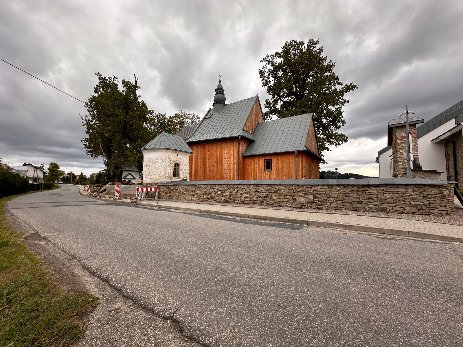 Renowacja murów zabytkowej świątyni w Mogilnie